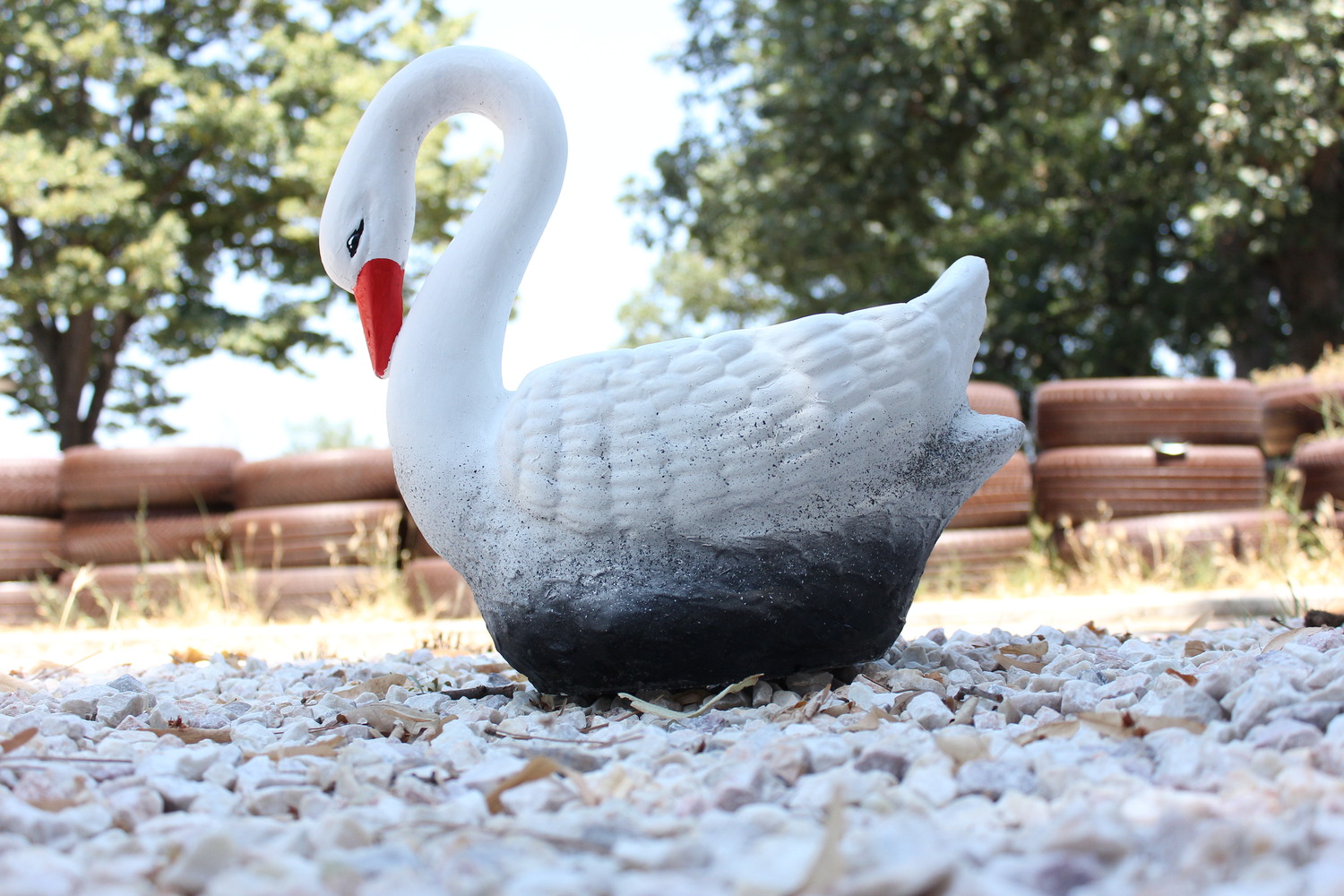 Лебед - саксия бял