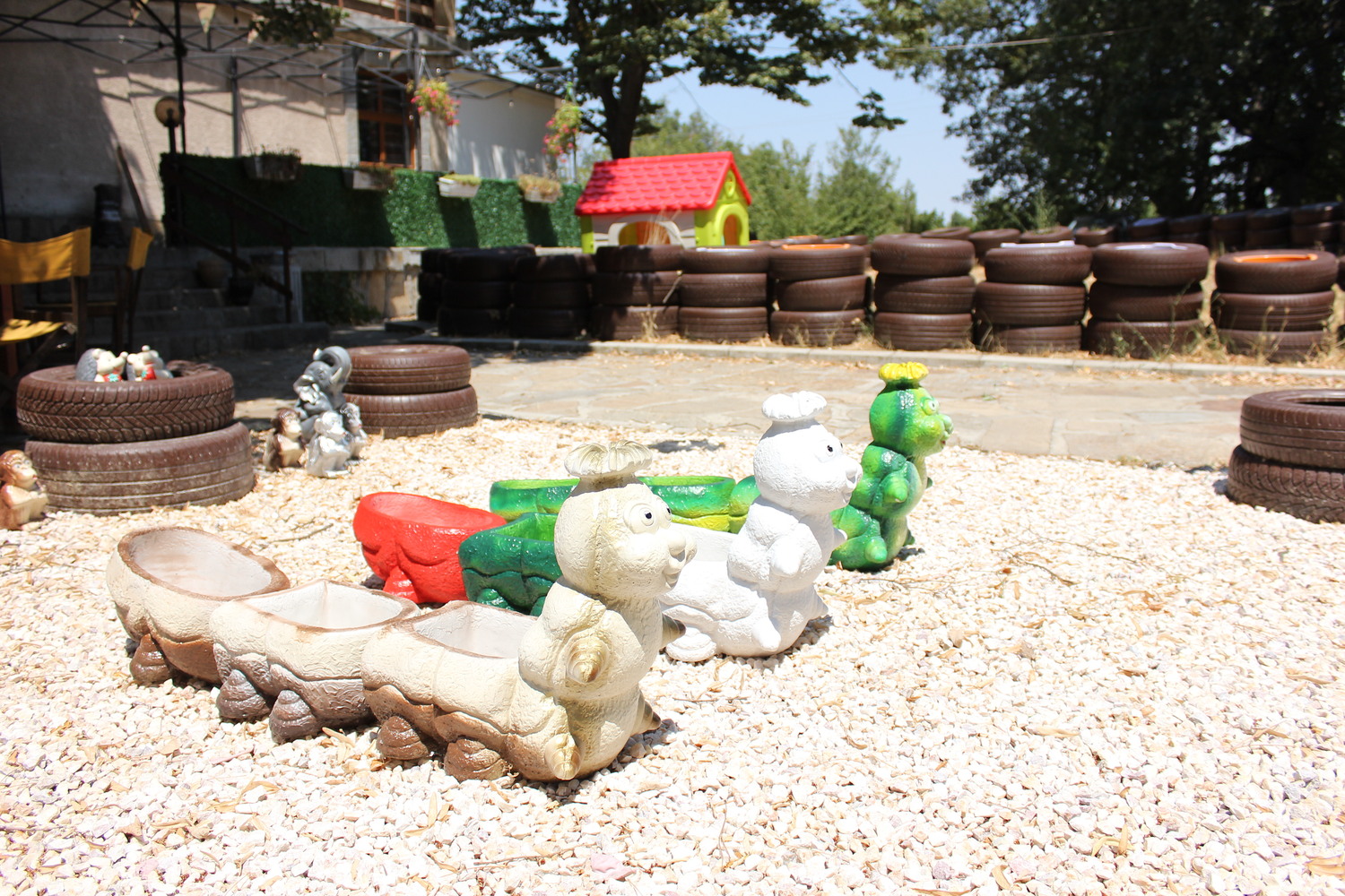 Гъсеница - тройна саксия светло кафява